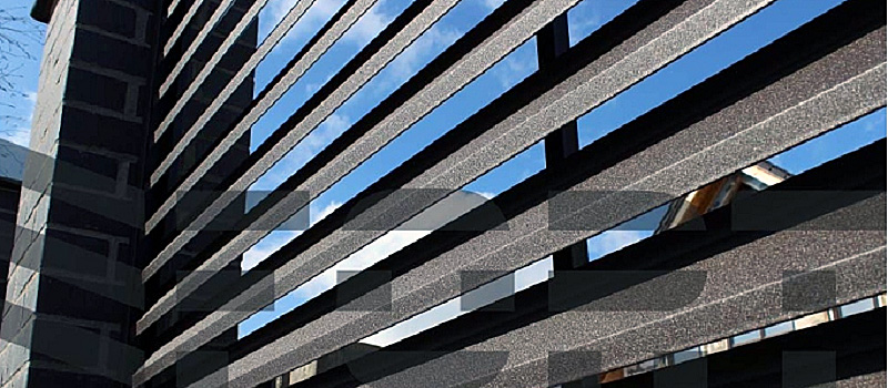 Вид через забор жалюзи