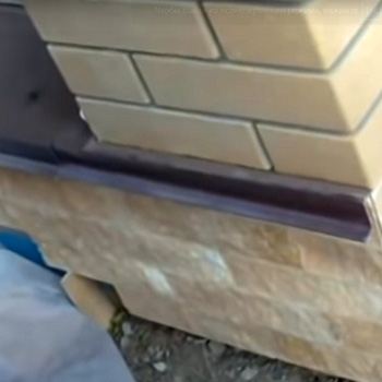 Обрамление кирпичных столбов парапетом со всех сторон