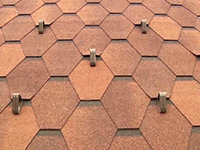 Фото бугельного снегозадержателя на мягкой кровле