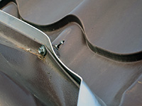 Фото сорванного снегом пластинчатого снегозадержателя