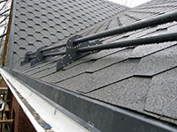 Фото трубчатого снегозадержателя на крыше