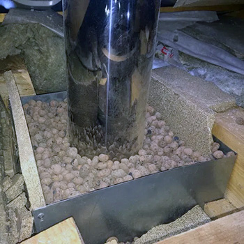 Заполнение прохода дымохода керамзитом